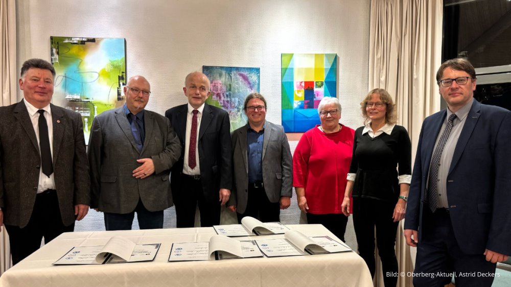 Evan­ge­li­sche Ge­mein­den be­sie­geln Zu­sam­men­ar­beit